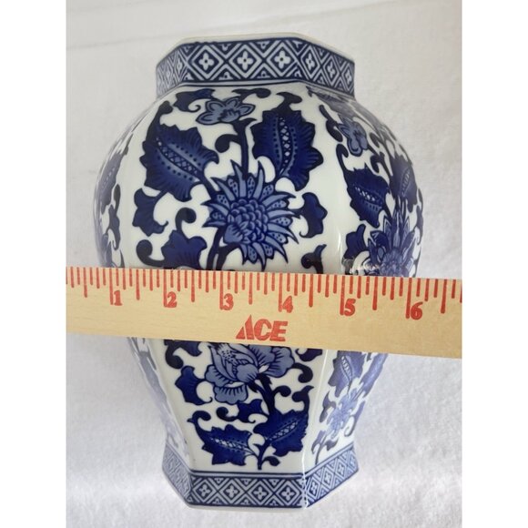 VTG Chinoiserie Blue White Vase Footed Floral Design Asian Home Decor 9"H x 6.5" - Picture 6 of 7